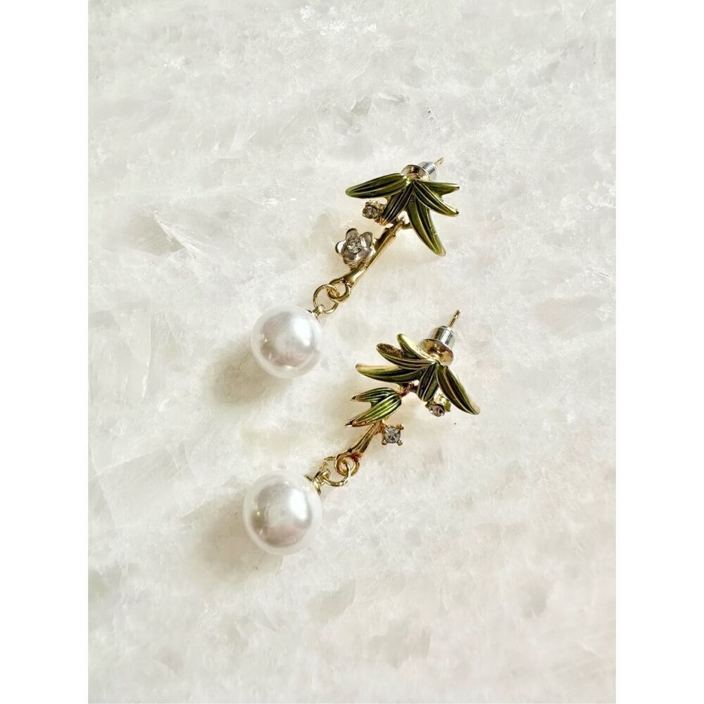 Bamboo and flower dangle pearl earring 